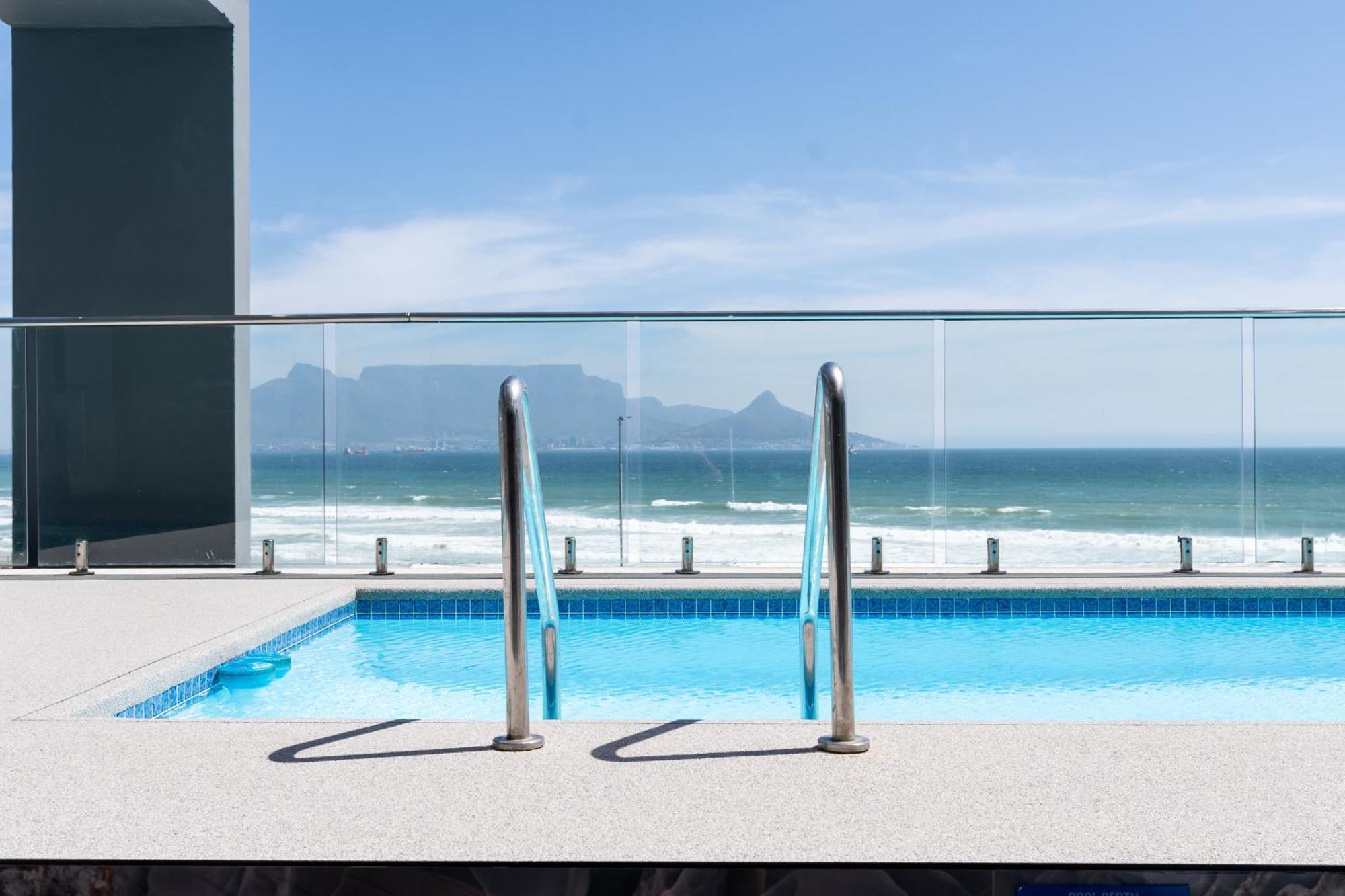 Blaauwberg Beach Hotel Bloubergstrand Exteriör bild